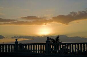 pittoreske oceaan landschap met de instelling zon in een tropisch land gedurende zomer vakantie met palm foto