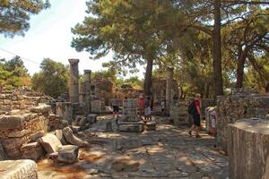 oud ruïnes van de oude tempel van athena in prieen in kalkoen Aan een heet zomer dag foto