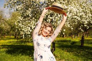 lachende zomervrouw met strohoed in park foto