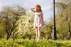 lachende zomervrouw met strohoed in park foto