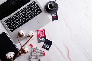 zwarte vrijdag verkoop woorden op de tag, werkruimte met laptop, notebook foto