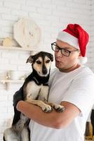 knappe hipster met zijn hond die kerst kookt foto