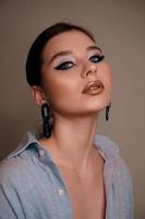 schoonheidsportret met professionele blauwe make-up. mode portret