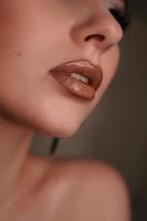 close-up vrouwelijk gezicht - lippen. schoonheidsportret met professionele make-up foto