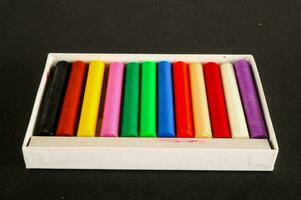 een doos van gekleurde kleurpotloden in een wit doos foto