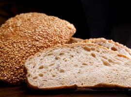 besnoeiing brood van brood en stukken van brood Aan een houten achtergrond. ciabatta brood. foto