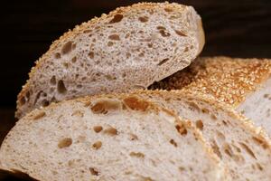 besnoeiing brood van brood en stukken van brood Aan een houten achtergrond. ciabatta brood. foto