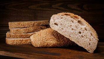 besnoeiing brood van brood en stukken van brood Aan een houten achtergrond. ciabatta brood. foto