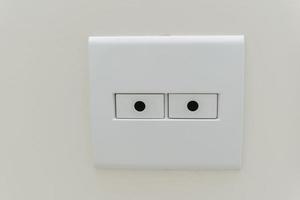 witte vierkante socket met twee gaten voor het doorvoeren van kabels. foto