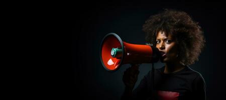 generatief ai, studio schot van Afrikaanse vrouw gebruik makend van een megafoon tegen een zwart achtergrond, een krachtig uitspraak foto