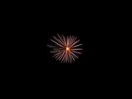 vuurwerk in de nachtelijke hemel foto