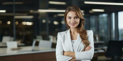 portret van glimlachen zakenvrouw staand met gekruiste armen in modern kantoor. ai gegenereerd. foto