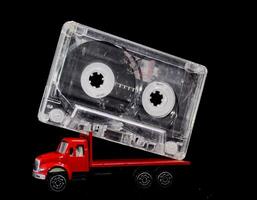 een rood vrachtauto met een cassette Aan top van het foto