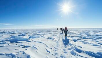 groep van toeristen wandelen Aan sneeuw in zonnig winter dag. ai gegenereerd. foto