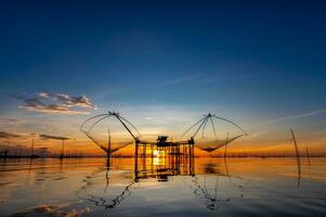 reusachtig van plein dip netto met zonsopkomst licht en blauw lucht Bij pakpra dorp, phatthalung, Thailand foto