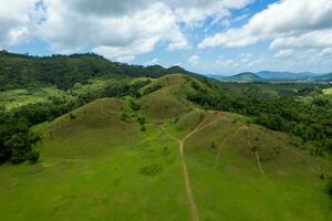 antenne visie van groen gras berg in regenachtig seizoen Bij ranong, Thailand foto