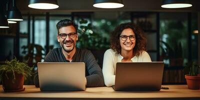 portret van een glimlachen bedrijf team werken samen Aan laptop in kantoor ai gegenereerd foto