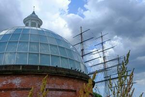 Greenwich voet tunnel Ingang en de masten van de schatje sark in Greenwich, Londen. foto