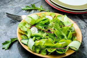 salade met mengen salade bladeren foto