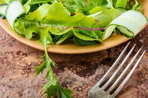 salade met mengen salade bladeren foto