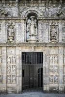 detail van de ingangsgevel in de historische kathedraal van santiago de compostela oude stad spanje foto