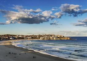 uitzicht op het beroemde Bondi-strand in Sydney, Australië bij zonsondergang foto