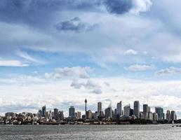centrale sydney city cbd stedelijke skyline in australië vanaf het water genomen vanaf de mannelijke veerboot foto