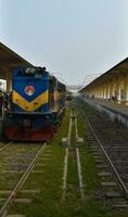 lokaal trein wacht voor de passagier in de winter ochtend. 3d artwork foto