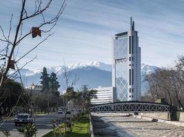 straat in het centrum in de stad Santiago de Chili en het Andesgebergte uitzicht foto