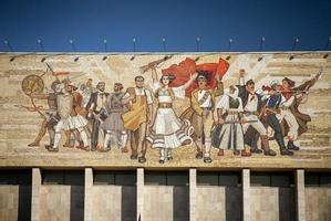 nationaal historisch museum oriëntatiepunt en beroemde 'de albaniërs' socialistisch-realistische mozaïekmuurschildering in skanderbeg-plein van tirana albanië foto