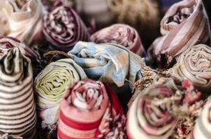 gemengde traditionele Krama katoenen sjaal souvenirs detail tentoongesteld in winkel in angkor wat in cambodja foto