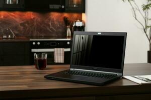 huis kantoor laptop Aan zwart tafel, klaar voor uw ontwerp ai gegenereerd foto