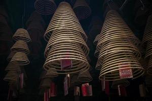 traditionele brandende wierookrollen in de chinese a-ma boeddhistische tempel in macau china foto