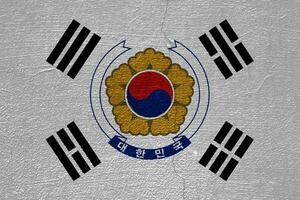 vlag en jas van armen van republiek van Korea Aan een getextureerde achtergrond. concept collage. foto