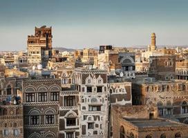 uitzicht op de skyline van de binnenstad van sanaa, de oude stad, traditionele arabische architectuur in jemen foto