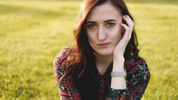 aantrekkelijke jonge vrouw geniet van haar tijd buiten in het park foto