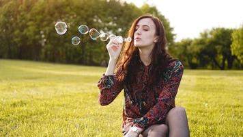 romantisch portret van jonge vrouw met zeepballonnen. foto