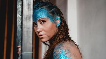 vrouw met glitters op haar gezicht. meisje met kunst make-up foto