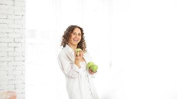 vrouw met appels. eetpatroon. gezonde levensstijl. foto