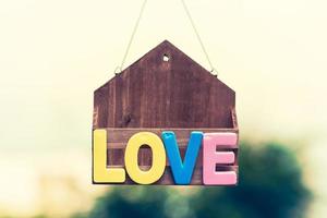 houten kist met het woord liefde valentijn concept. foto
