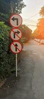 verkeer tekens Doen niet beurt Rechtsaf, Doen niet Gaan Rechtdoor, beurt links. foto