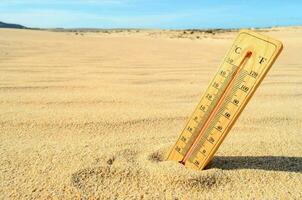 een thermometer in de woestijn foto