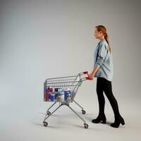 gelukkig jong vrouw op zoek Bij producten in kruidenier op te slaan en buying goederen in supermarkt. foto