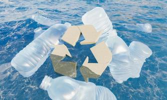 plastic flessen drijvend op de zee met kurkrecyclingsymbool foto