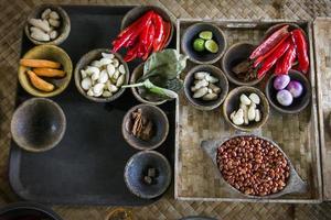 traditionele ingrediënten en kruiden voor het koken van gevarieerd voedsel foto