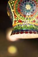 artistieke kleurrijke decoratieve plafond mozaïek lamp opknoping. foto