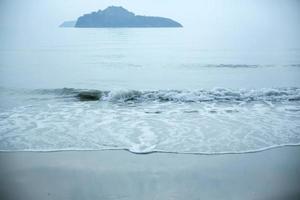 strand met vage eilandachtergrond. foto