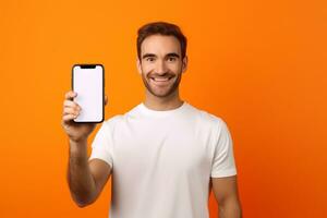 portret van jong Mens reclame nieuw smartphone tonen het naar camera tegen oranje achtergrond ai generatief foto