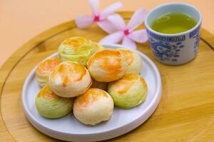 Chinese gebakje mooncake en groen thee kop foto