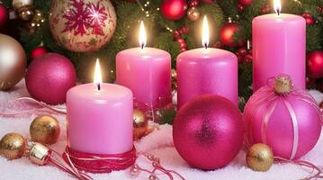 Kerstmis kaarsen, Kerstmis bomen en Kerstmis speelgoed, Kerstmis decoraties, roze tinten, modieus kleur foto